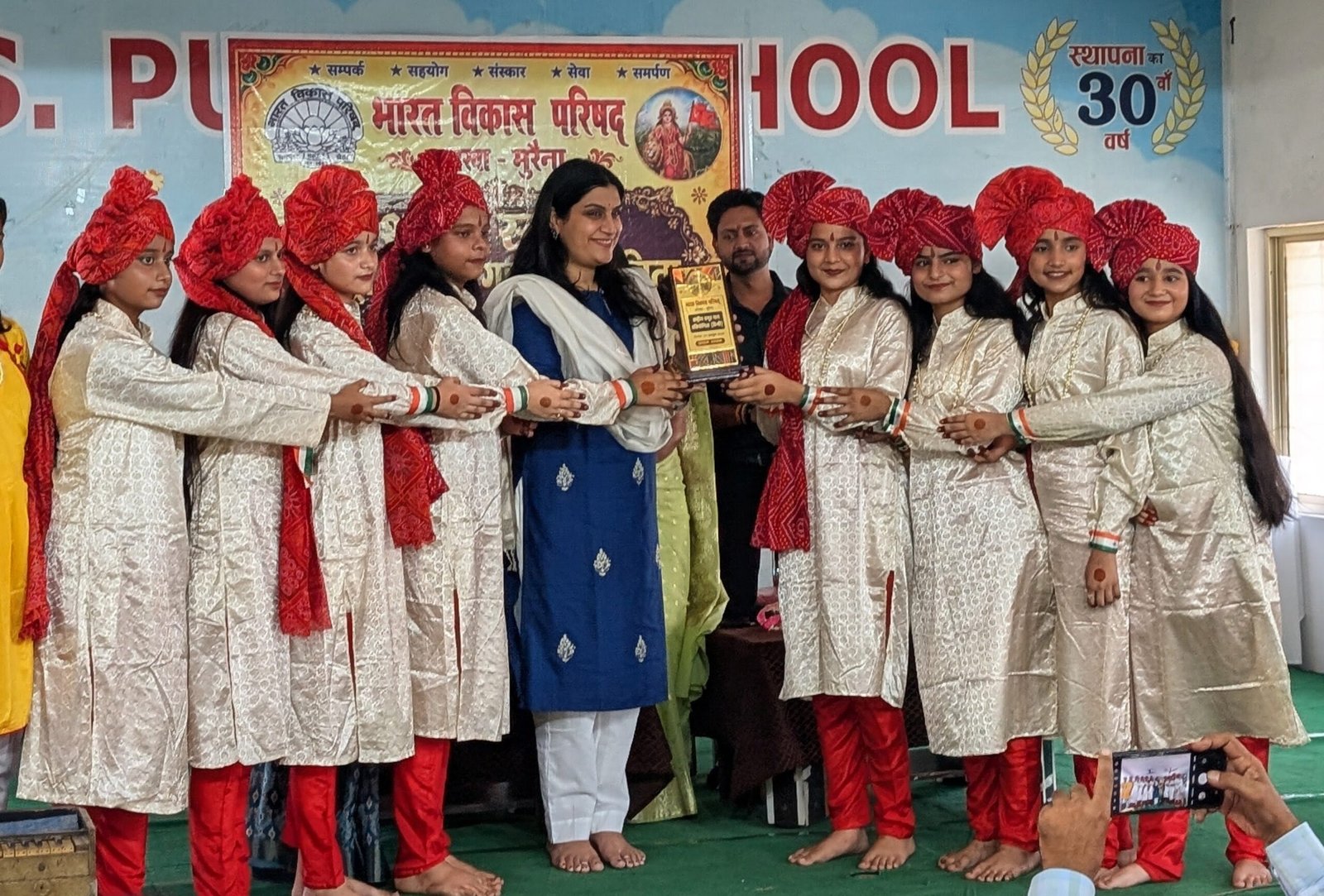 समूहगान प्रतियोगिता में प्रथम स्थान प्राप्त करने वाली J.S. Public School की टीम